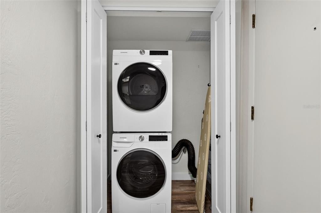 For Sale: $299,000 (1 beds, 1 baths, 767 Square Feet)