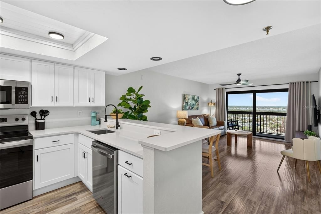 For Sale: $299,000 (1 beds, 1 baths, 767 Square Feet)
