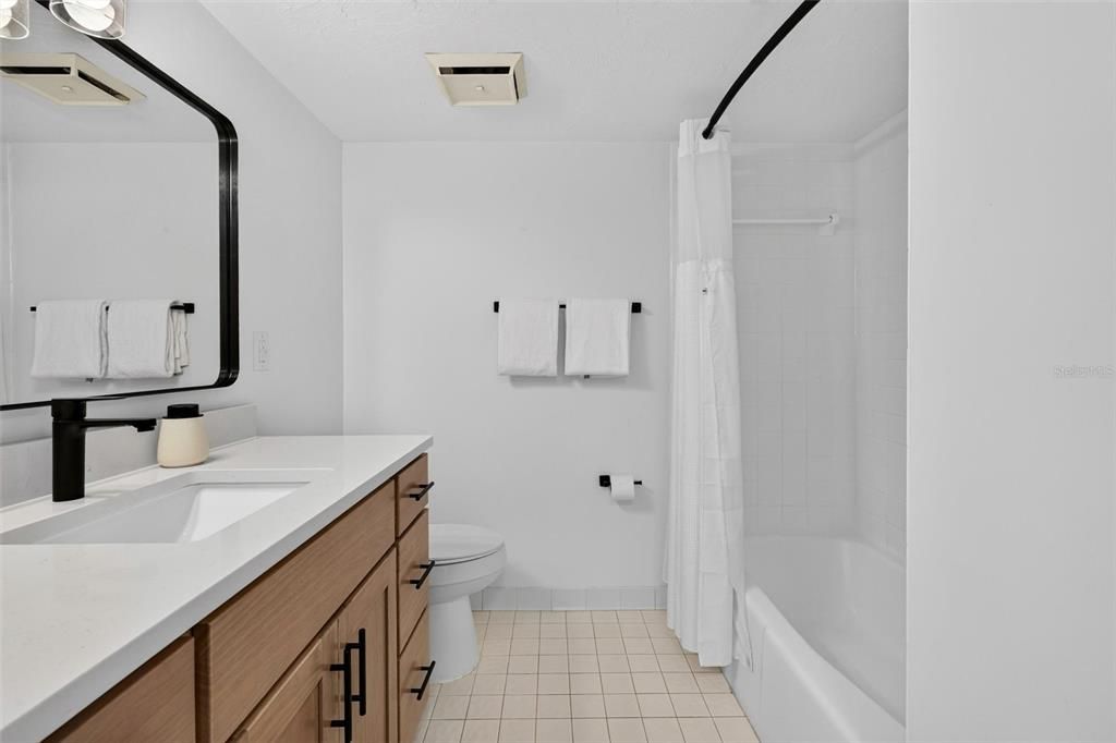 For Sale: $299,000 (1 beds, 1 baths, 767 Square Feet)