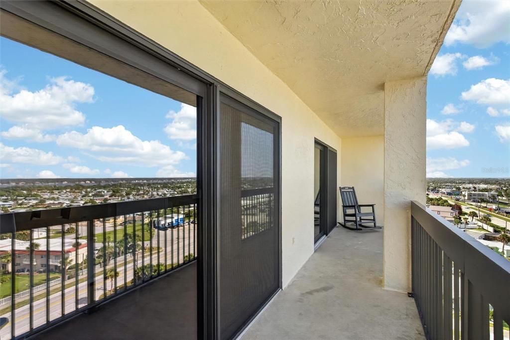 For Sale: $299,000 (1 beds, 1 baths, 767 Square Feet)