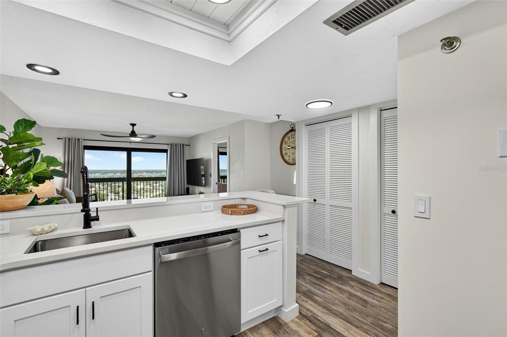 For Sale: $299,000 (1 beds, 1 baths, 767 Square Feet)