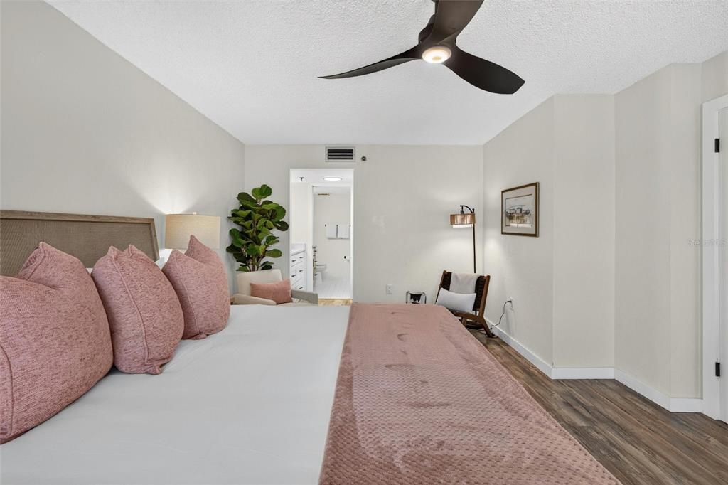 For Sale: $299,000 (1 beds, 1 baths, 767 Square Feet)