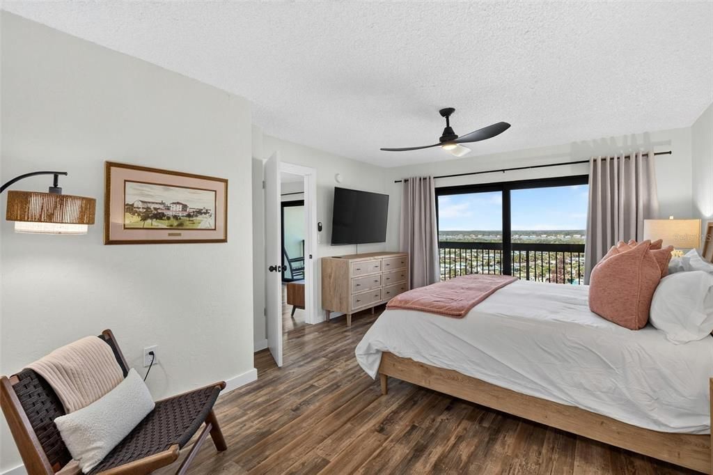 For Sale: $299,000 (1 beds, 1 baths, 767 Square Feet)