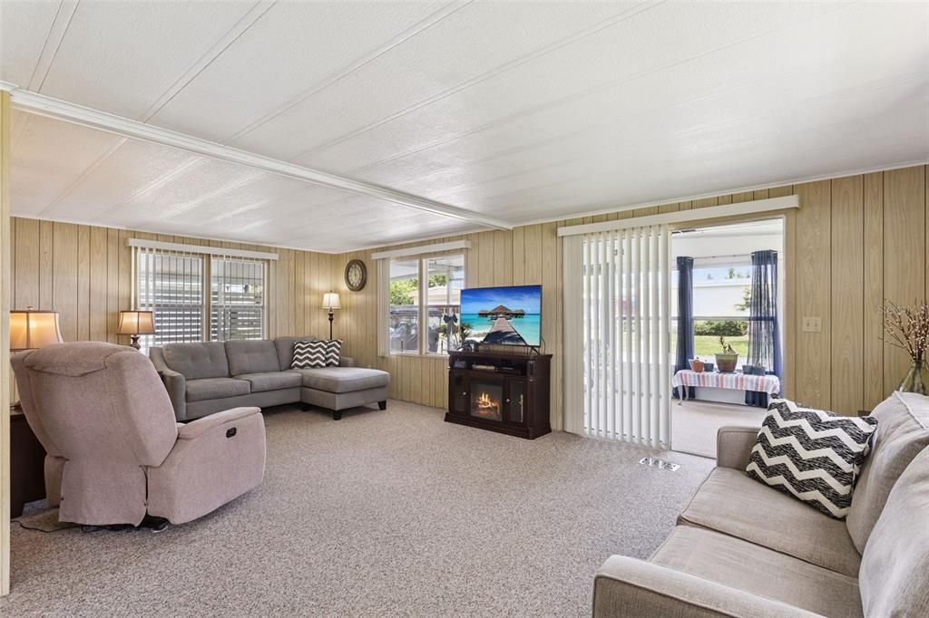 For Sale: $135,000 (2 beds, 2 baths, 1352 Square Feet)