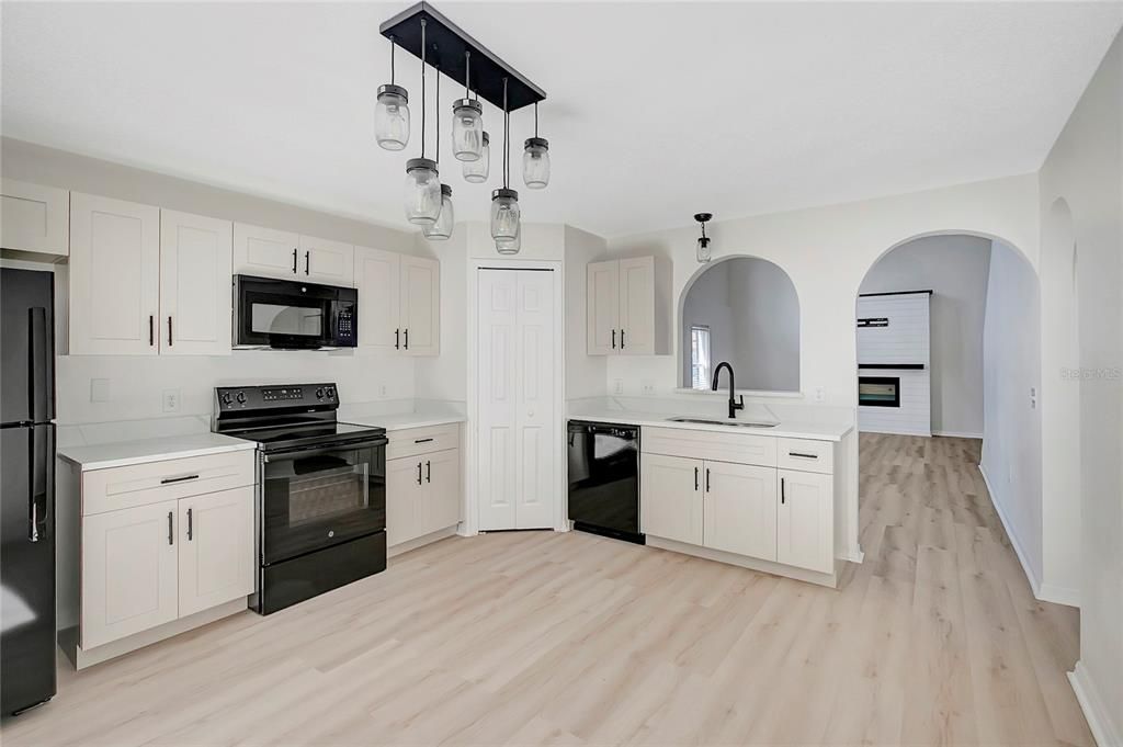 En Venta: $309,900 (4 camas, 3 baños, 2151 Pies cuadrados)