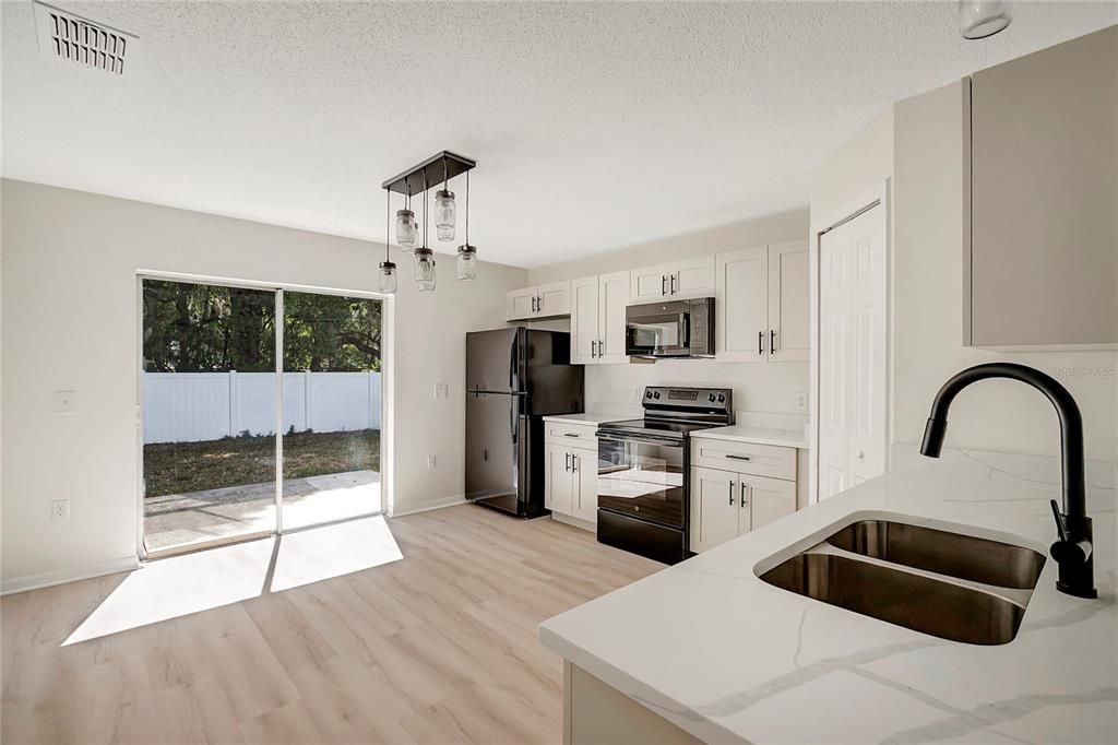 En Venta: $309,900 (4 camas, 3 baños, 2151 Pies cuadrados)