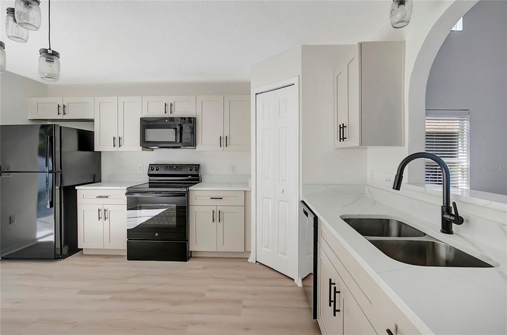 En Venta: $309,900 (4 camas, 3 baños, 2151 Pies cuadrados)