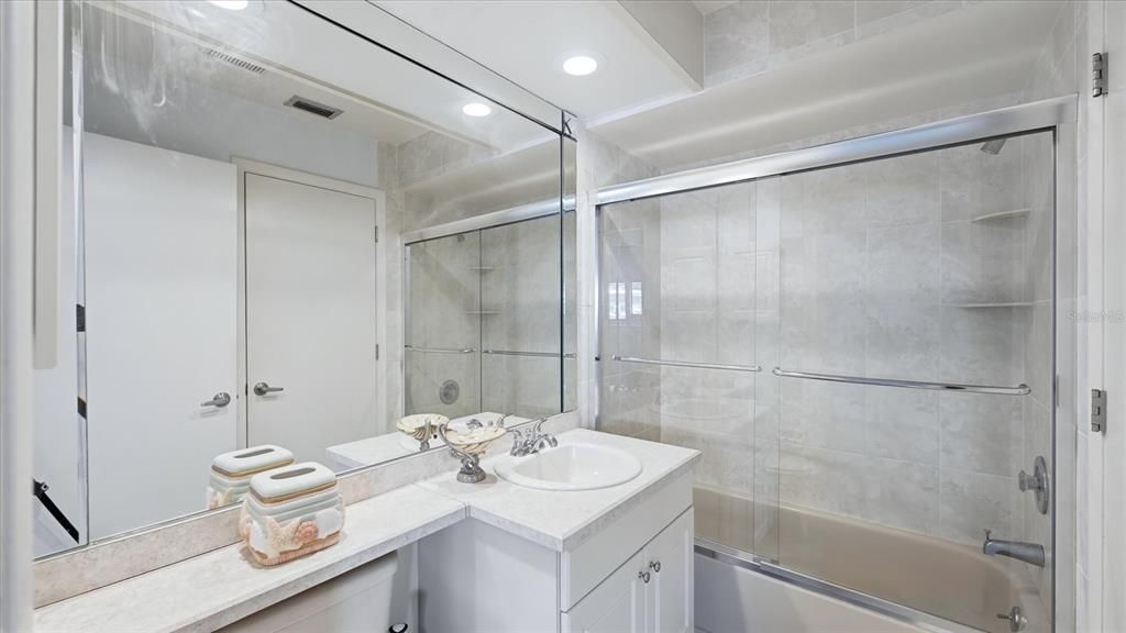 For Rent: $2,200 (2 beds, 2 baths, 1064 Square Feet)