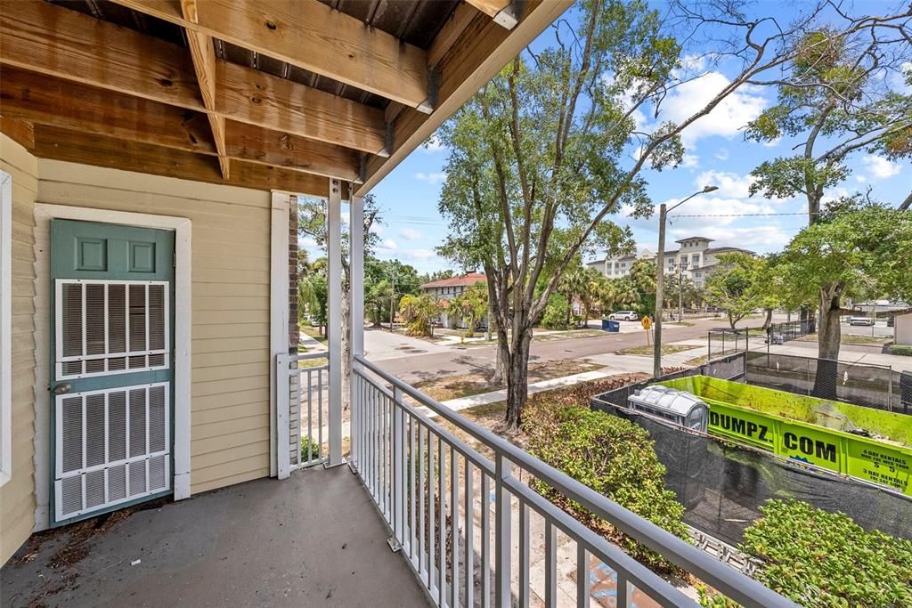 For Sale: $180,000 (2 beds, 2 baths, 894 Square Feet)