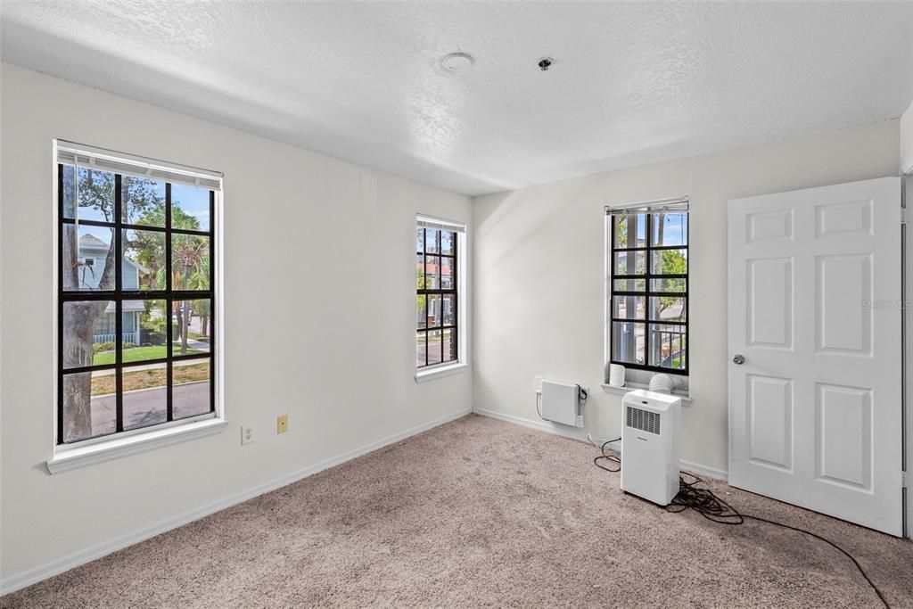 For Sale: $180,000 (2 beds, 2 baths, 894 Square Feet)