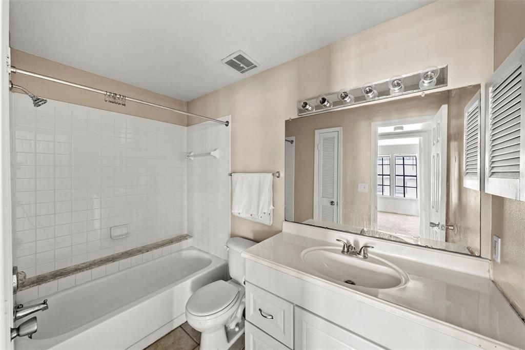 For Sale: $180,000 (2 beds, 2 baths, 894 Square Feet)