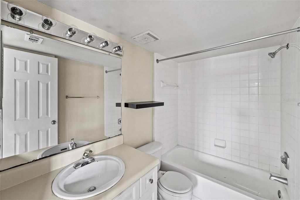For Sale: $180,000 (2 beds, 2 baths, 894 Square Feet)