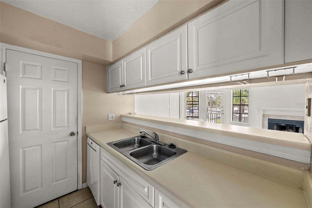 For Sale: $180,000 (2 beds, 2 baths, 894 Square Feet)