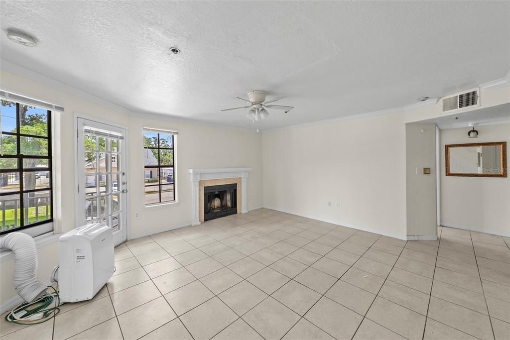 For Sale: $180,000 (2 beds, 2 baths, 894 Square Feet)