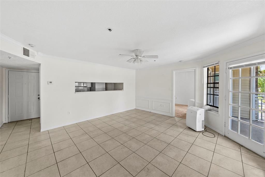 For Sale: $180,000 (2 beds, 2 baths, 894 Square Feet)