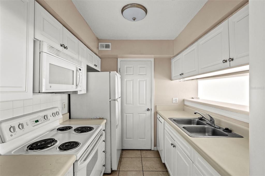 For Sale: $180,000 (2 beds, 2 baths, 894 Square Feet)