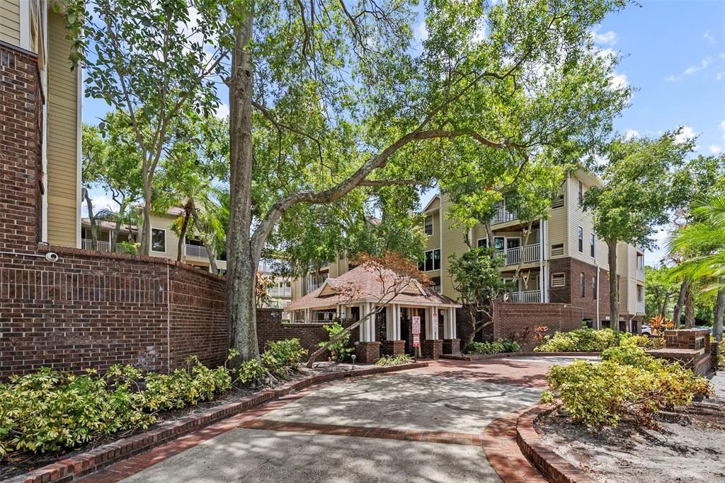 For Sale: $180,000 (2 beds, 2 baths, 894 Square Feet)