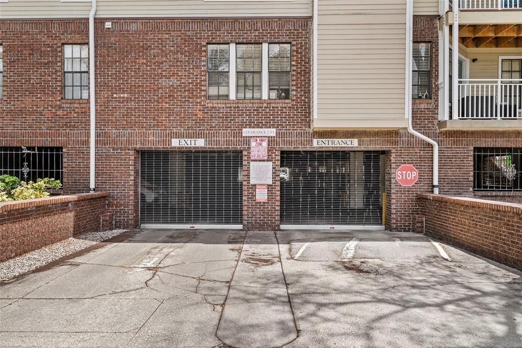 For Sale: $180,000 (2 beds, 2 baths, 894 Square Feet)