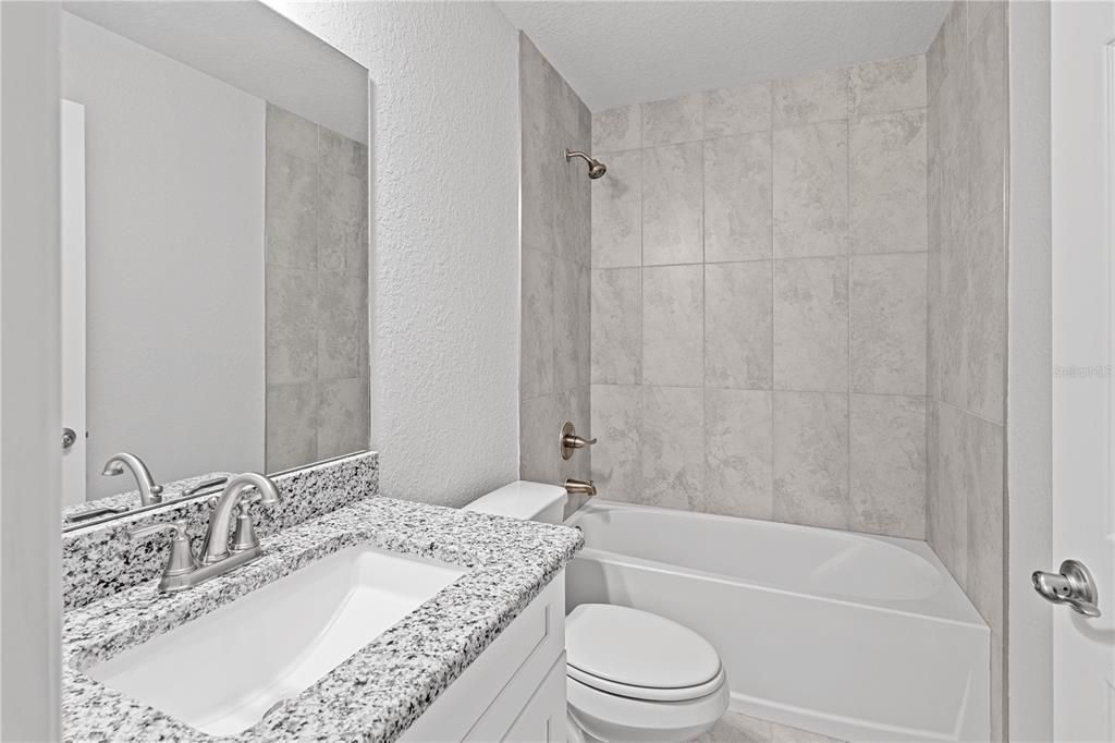 На продажу: $199,900 (2 спален, 2 ванн, 925 Квадратных фут)