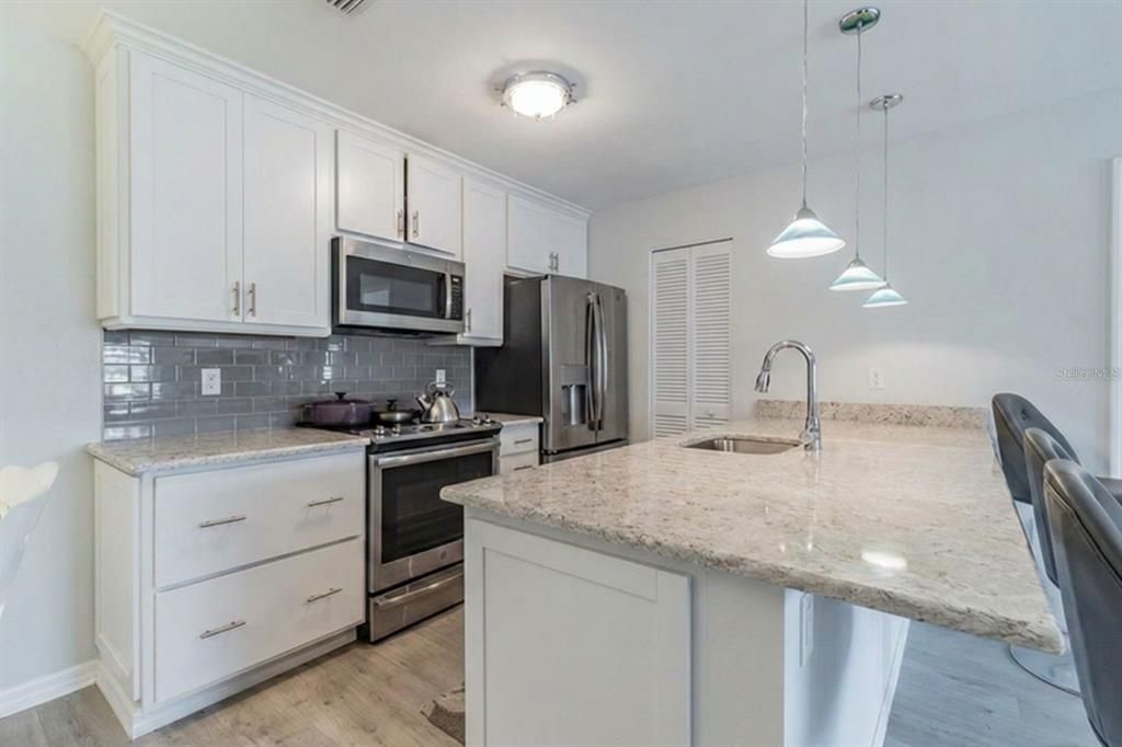 На продажу: $225,000 (2 спален, 2 ванн, 942 Квадратных фут)