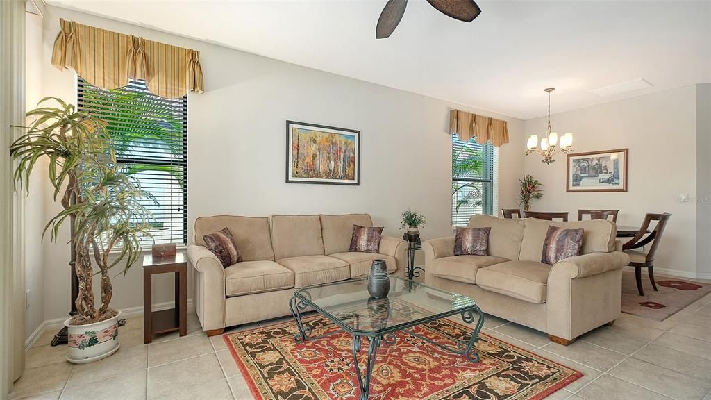 Activo con contrato: $369,900 (2 camas, 2 baños, 1600 Pies cuadrados)