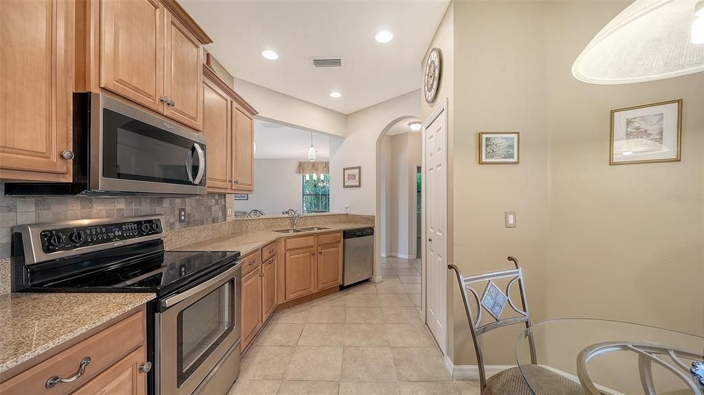 Activo con contrato: $369,900 (2 camas, 2 baños, 1600 Pies cuadrados)