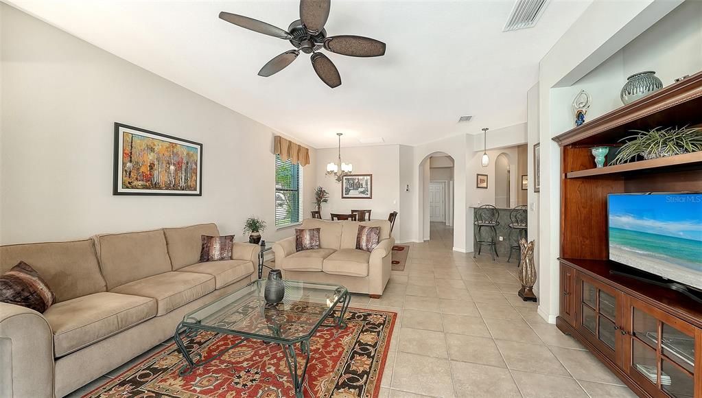 Activo con contrato: $369,900 (2 camas, 2 baños, 1600 Pies cuadrados)