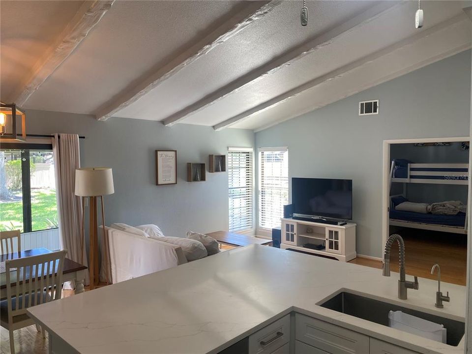 En Venta: $215,000 (2 camas, 2 baños, 1017 Pies cuadrados)