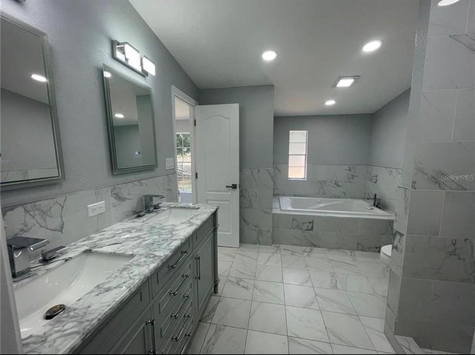 En Venta: $360,000 (4 camas, 2 baños, 1838 Pies cuadrados)