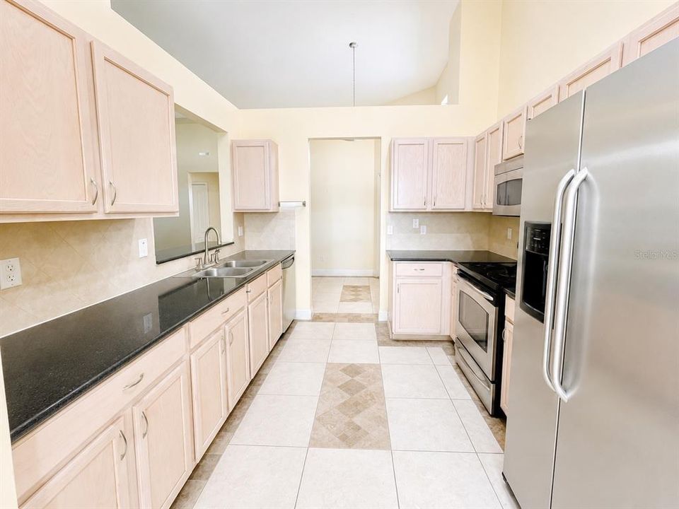 В аренду: $2,600 (4 спален, 2 ванн, 1685 Квадратных фут)