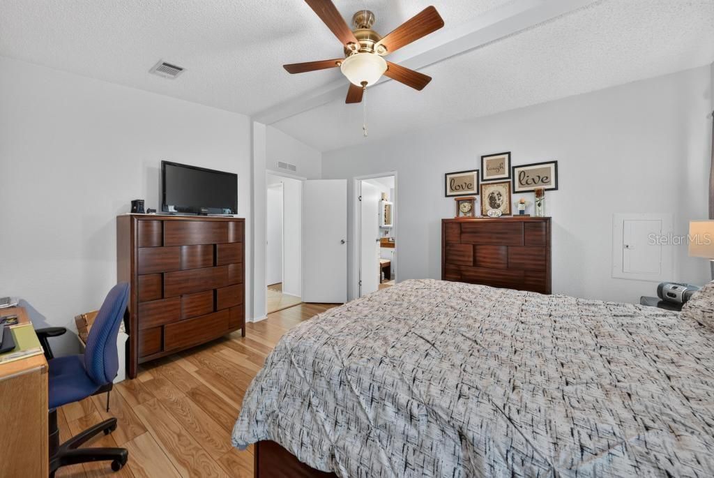 For Sale: $209,000 (2 beds, 2 baths, 1352 Square Feet)