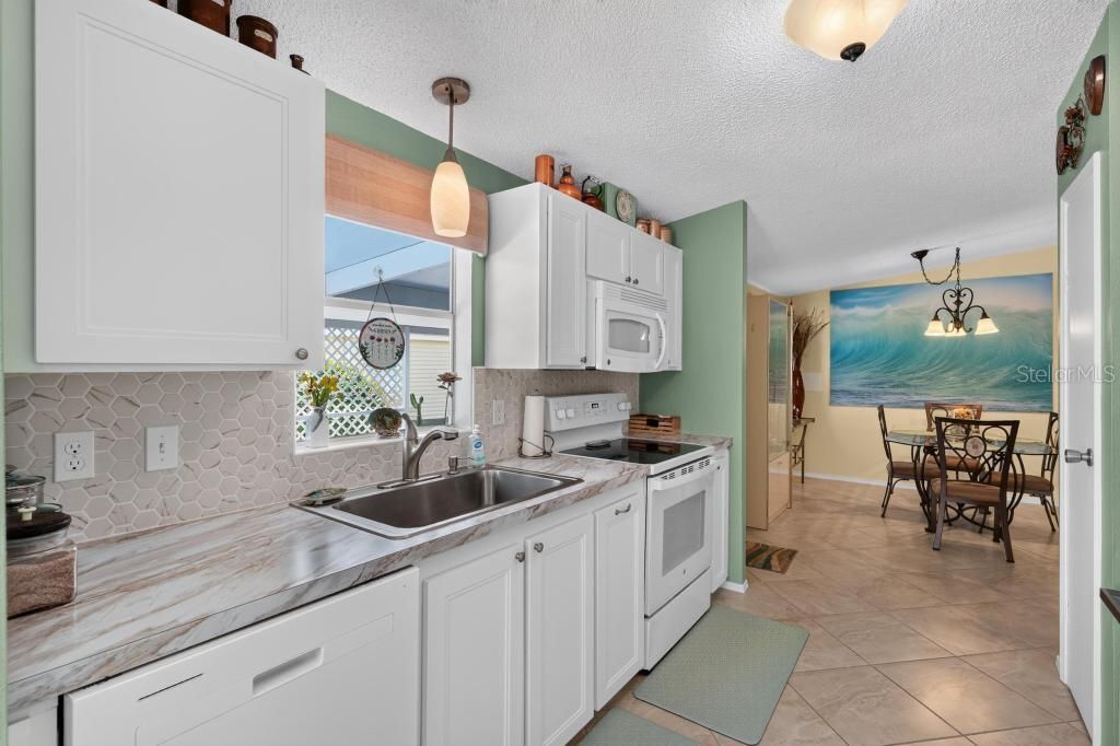 For Sale: $209,000 (2 beds, 2 baths, 1352 Square Feet)