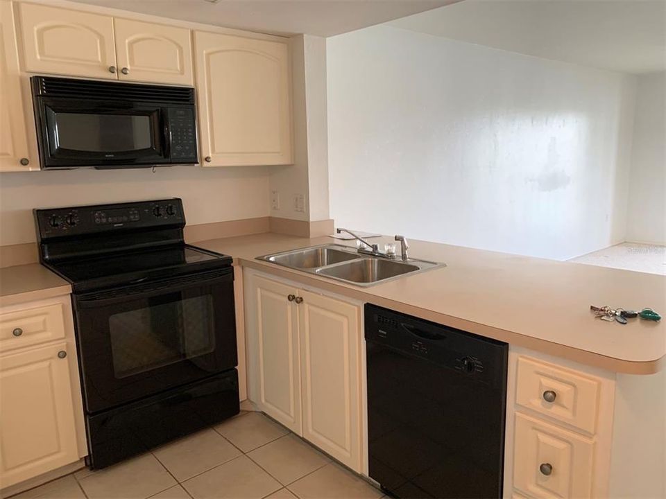 For Rent: $1,350 (2 beds, 2 baths, 886 Square Feet)