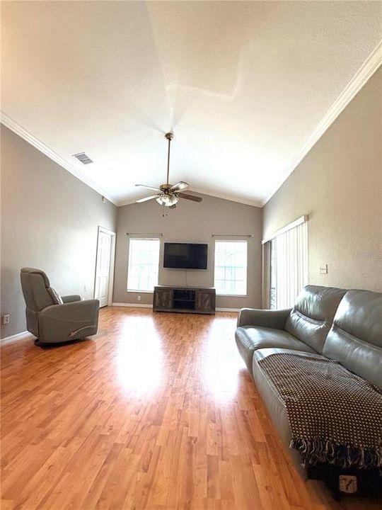 For Sale: $325,000 (3 beds, 2 baths, 1551 Square Feet)