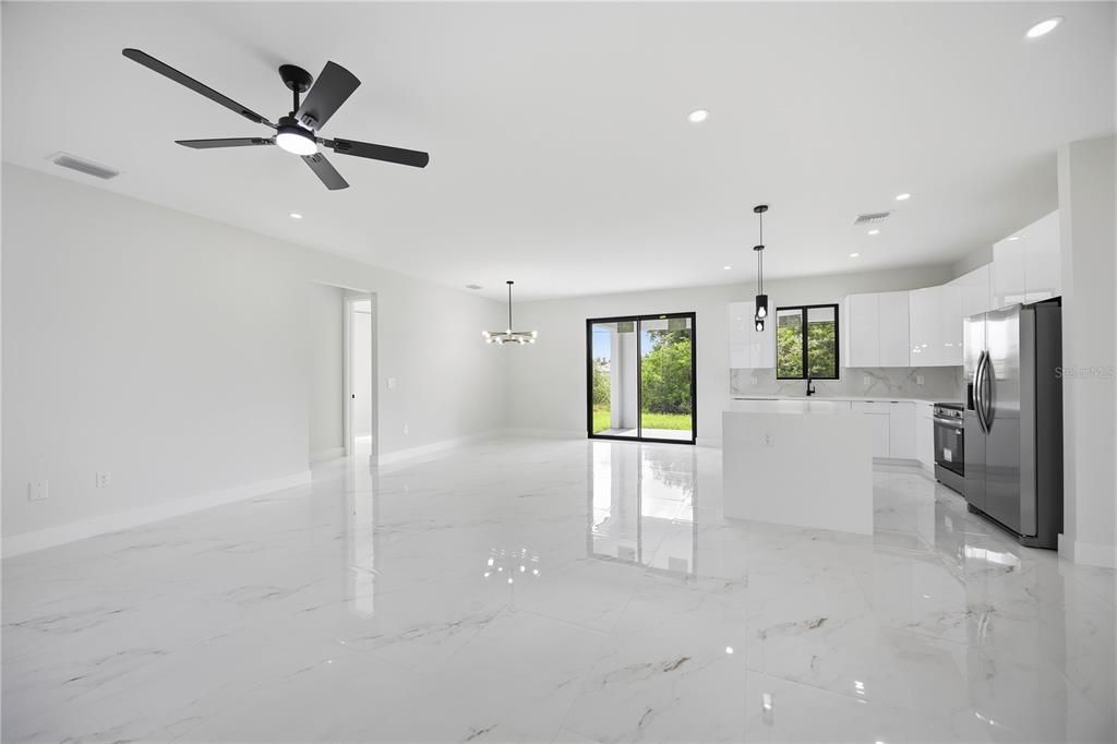 Activo con contrato: $314,900 (3 camas, 2 baños, 1308 Pies cuadrados)