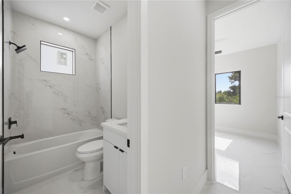 Activo con contrato: $314,900 (3 camas, 2 baños, 1308 Pies cuadrados)