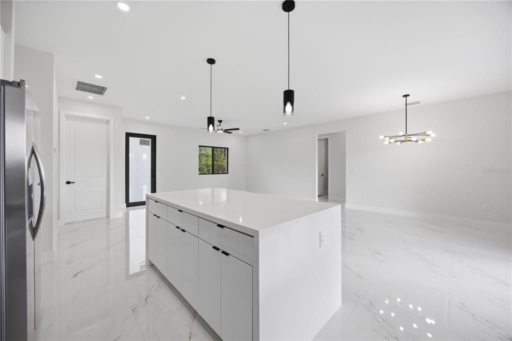 Activo con contrato: $314,900 (3 camas, 2 baños, 1308 Pies cuadrados)