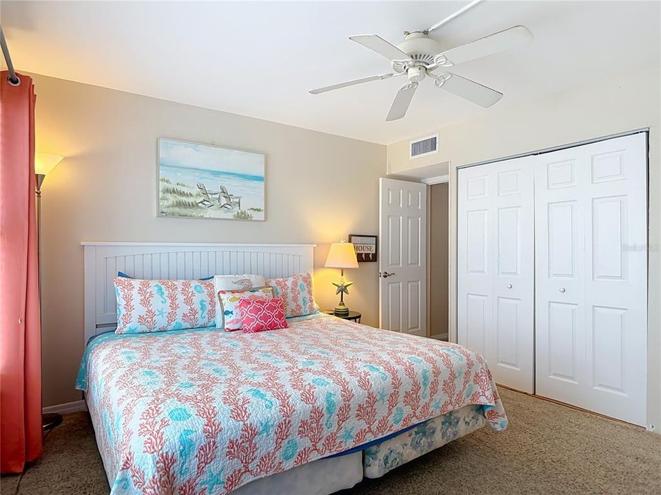 For Sale: $479,900 (2 beds, 2 baths, 889 Square Feet)