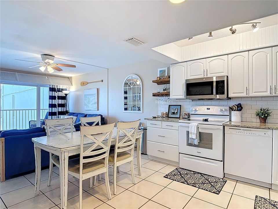 For Sale: $479,900 (2 beds, 2 baths, 889 Square Feet)