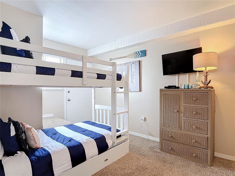 For Sale: $479,900 (2 beds, 2 baths, 889 Square Feet)