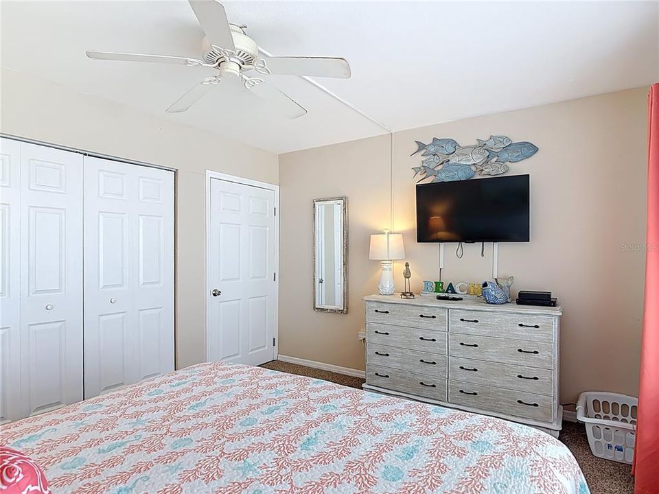 For Sale: $479,900 (2 beds, 2 baths, 889 Square Feet)