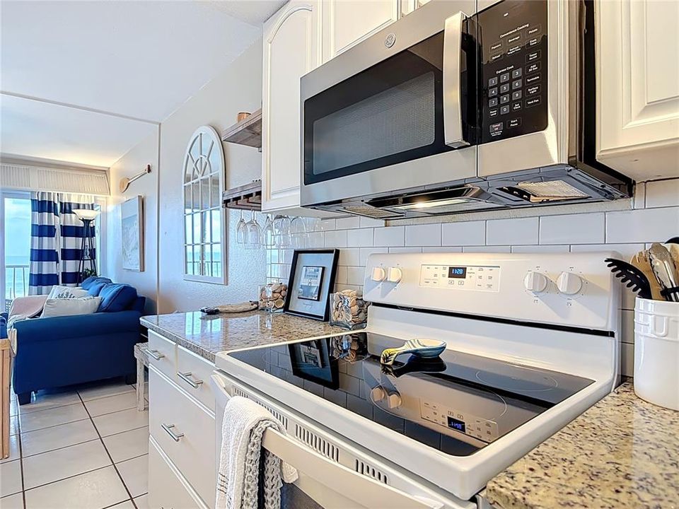 For Sale: $479,900 (2 beds, 2 baths, 889 Square Feet)