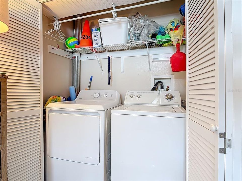 For Sale: $479,900 (2 beds, 2 baths, 889 Square Feet)