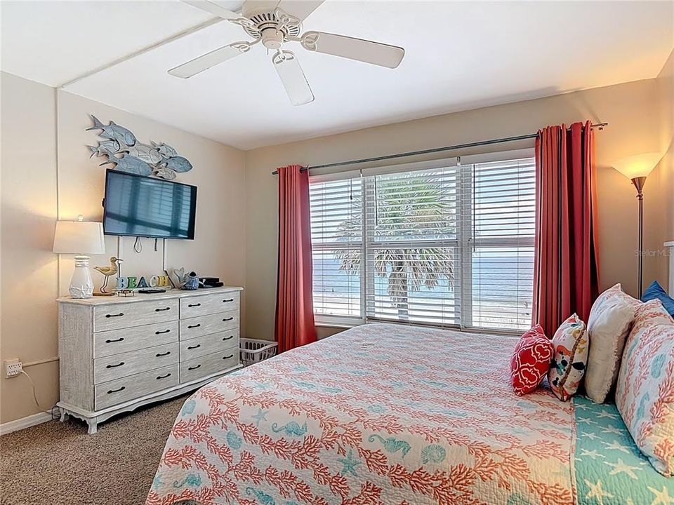 For Sale: $479,900 (2 beds, 2 baths, 889 Square Feet)