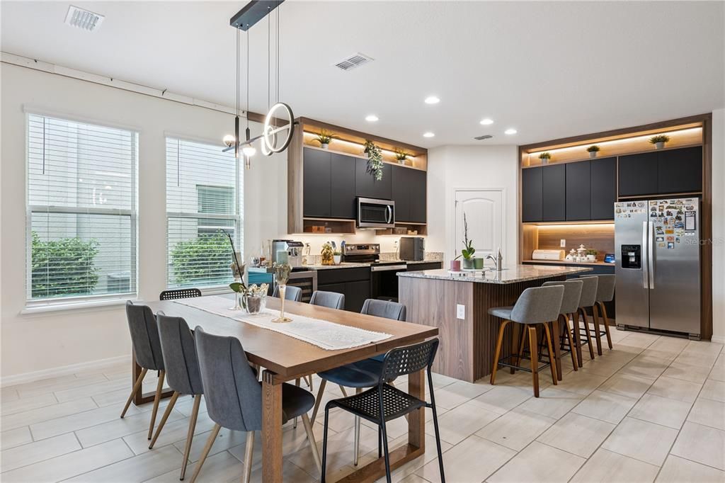 En Venta: $575,000 (3 camas, 2 baños, 2215 Pies cuadrados)