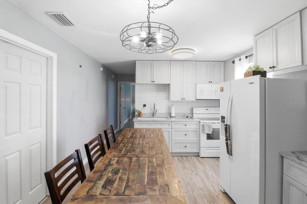 For Sale: $1,700,000 (4 beds, 2 baths, 2520 Square Feet)