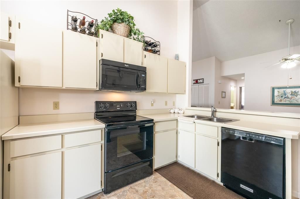 For Sale: $429,000 (2 beds, 2 baths, 1298 Square Feet)