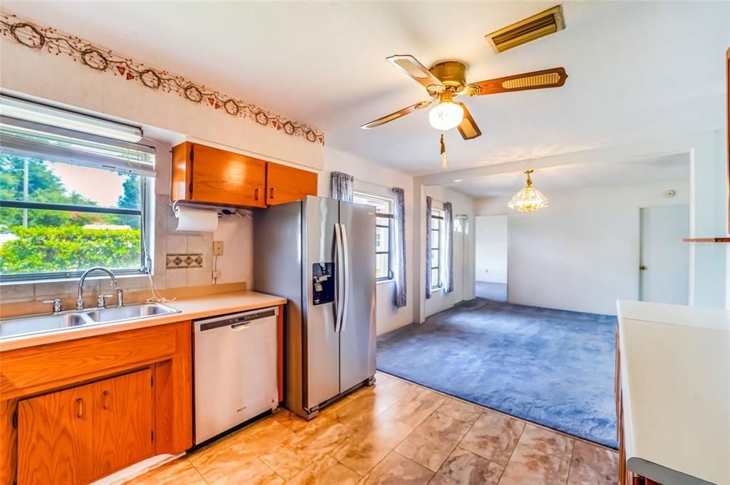Activo con contrato: $359,000 (3 camas, 2 baños, 1416 Pies cuadrados)