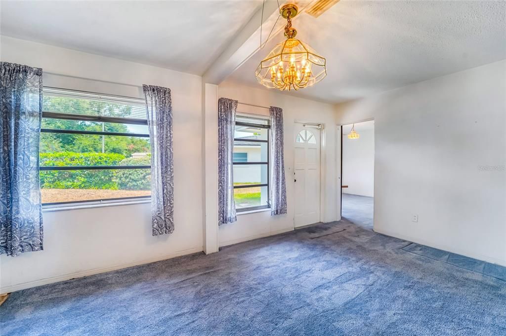 Activo con contrato: $359,000 (3 camas, 2 baños, 1416 Pies cuadrados)