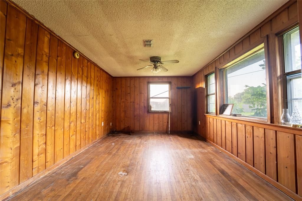 For Sale: $285,000 (4 beds, 2 baths, 1600 Square Feet)